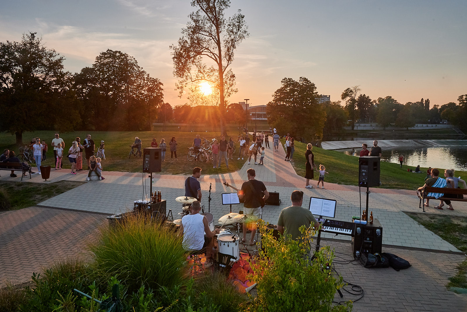 autor Denis Stošić svirka na šetnici uz Aquatiku 2